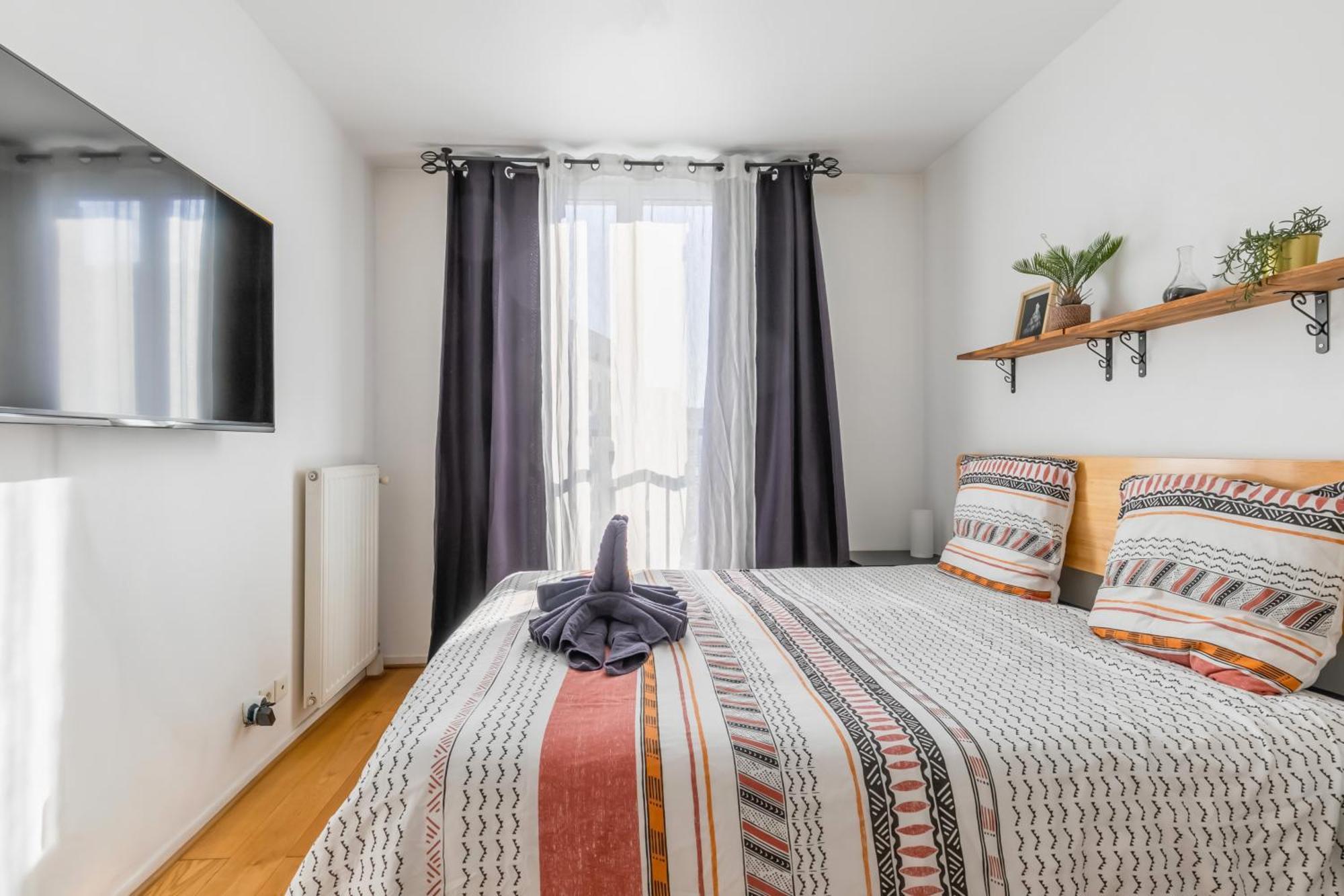 Transports, Parking, A/C & Equipped For Long Stays Saint-Ouen  Exterior foto